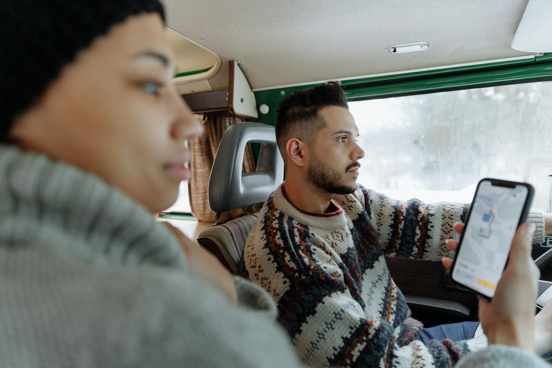 Para w campervanie planuje trasę w aplikacji podczas road tripu